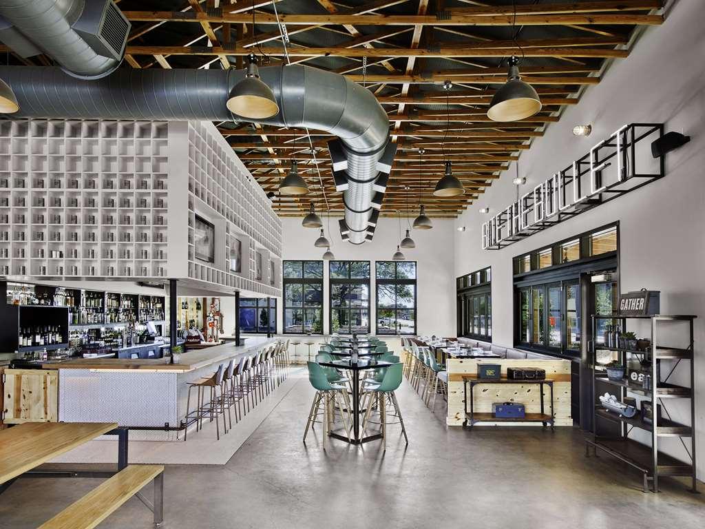קולג' סטיישן Cavalry Court, By Valencia Hotel Collection מסעדה תמונה