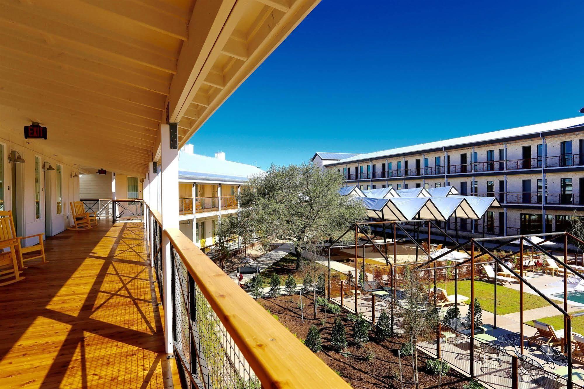 קולג' סטיישן Cavalry Court, By Valencia Hotel Collection מראה חיצוני תמונה
